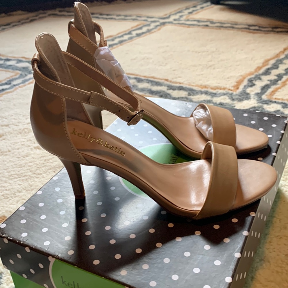 NWT Kelly & Katie Nadia Heeled Sandal, Women’s Sz 6, Nude Color